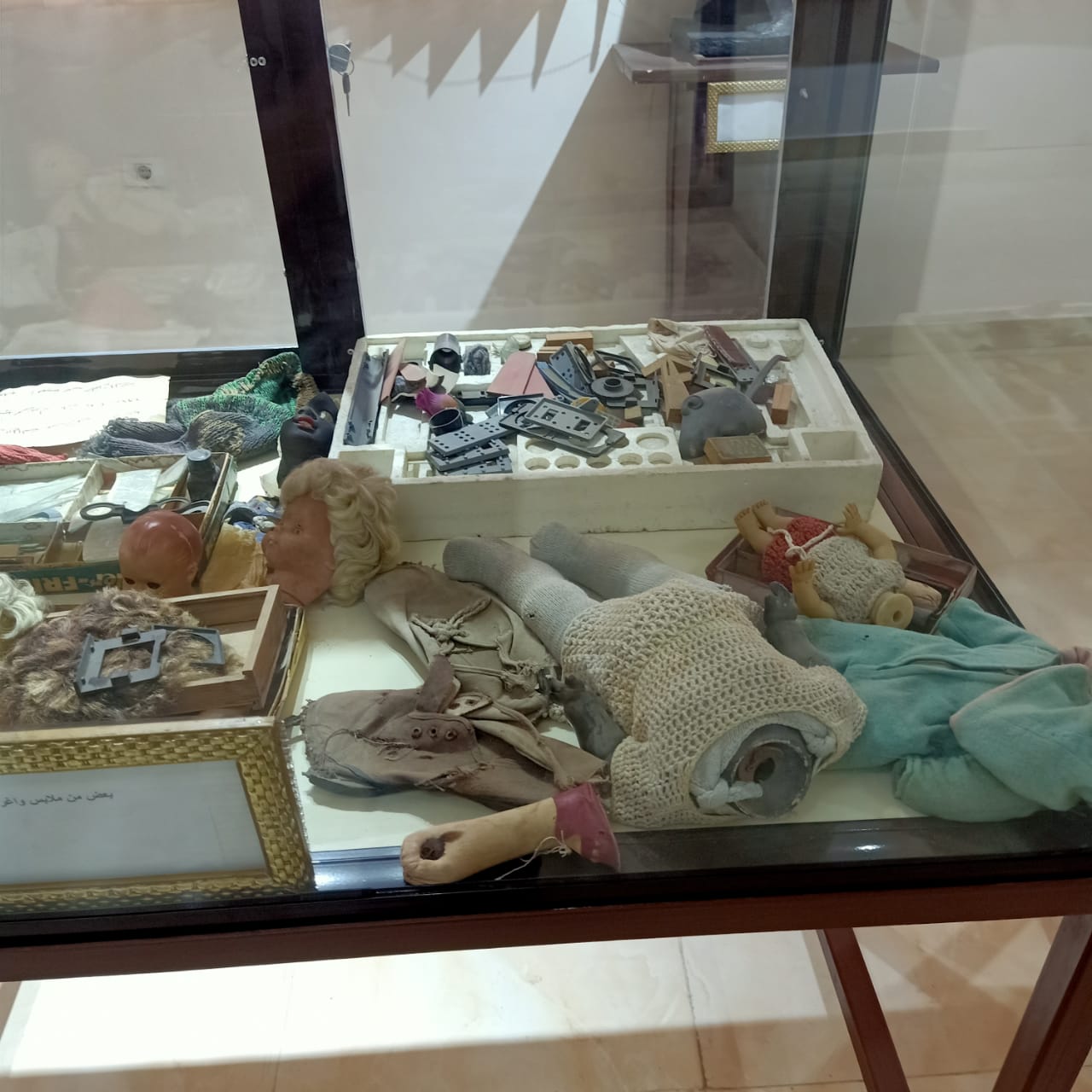  كتب وكراسات وملابس شهداء مذبحة بحر البقر بمتحف المدرسة (9)