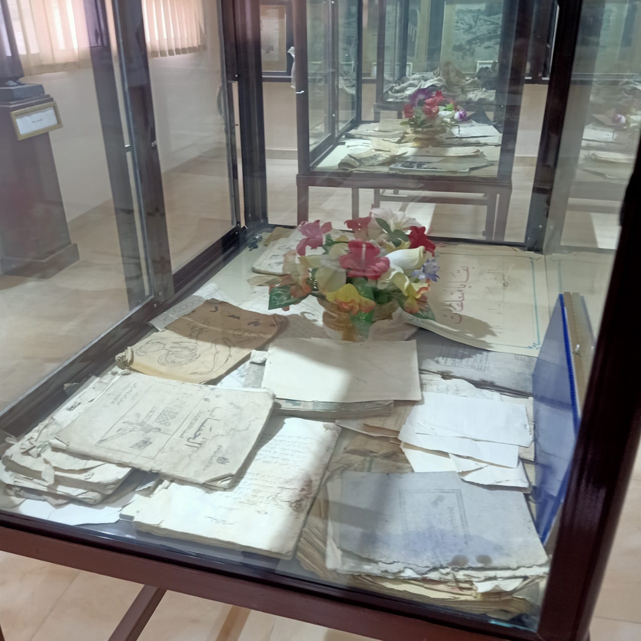  كتب وكراسات وملابس شهداء مذبحة بحر البقر بمتحف المدرسة (3)