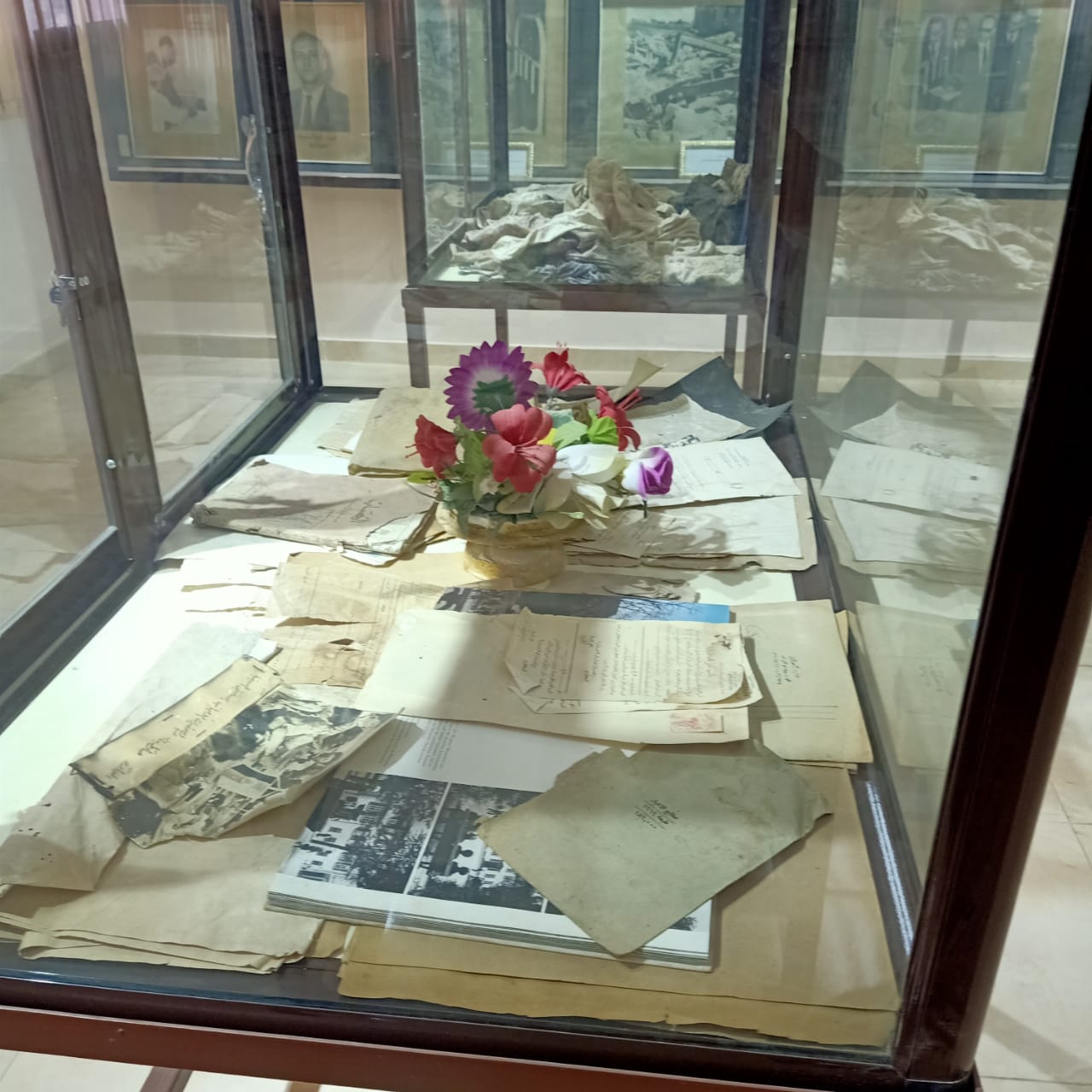  كتب وكراسات وملابس شهداء مذبحة بحر البقر بمتحف المدرسة (1)