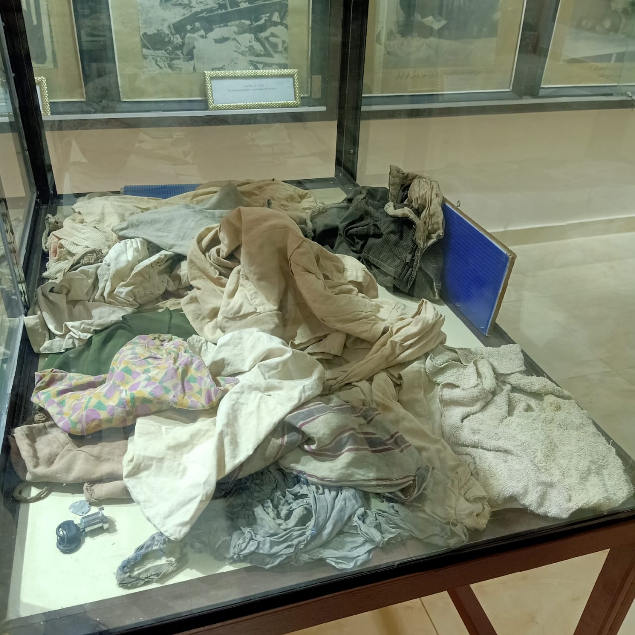 كتب وكراسات وملابس شهداء مذبحة بحر البقر بمتحف المدرسة (4)
