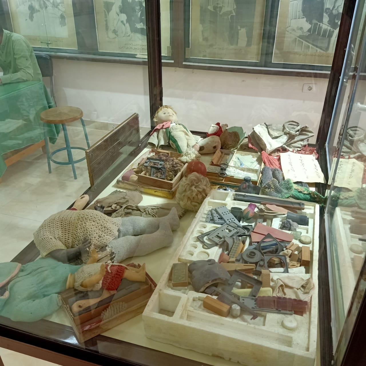  كتب وكراسات وملابس شهداء مذبحة بحر البقر بمتحف المدرسة (10)