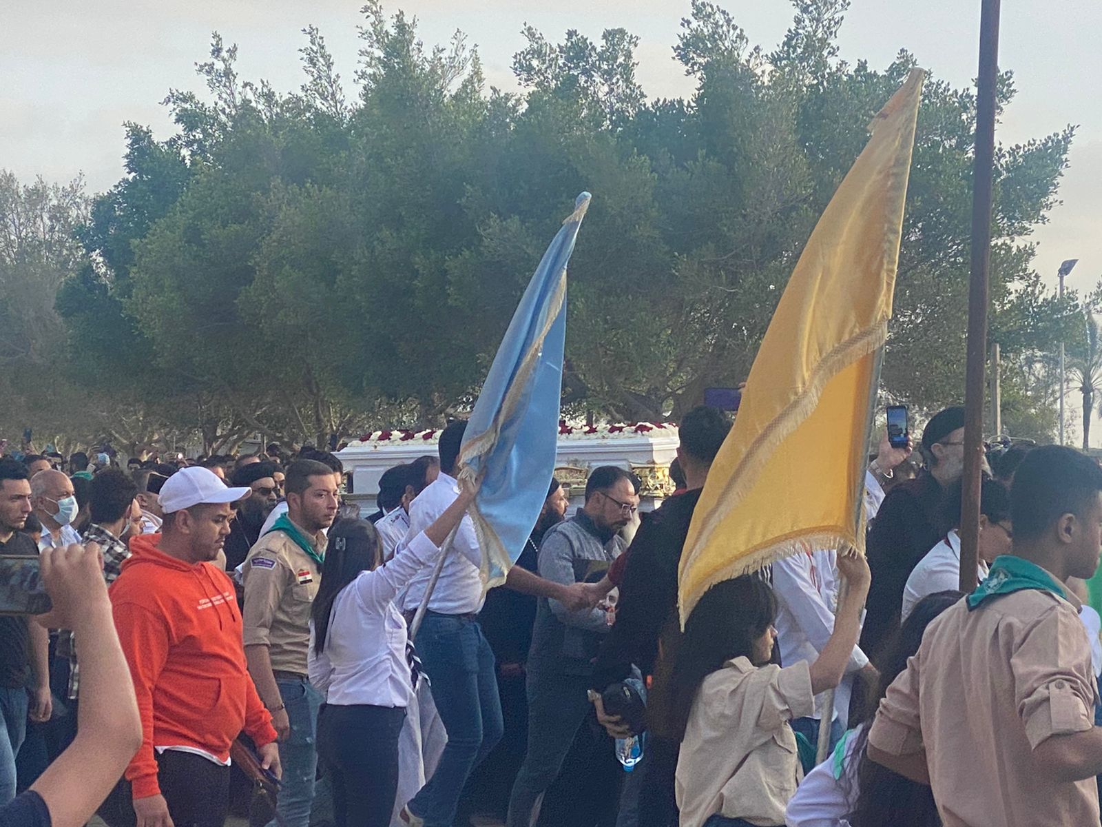 وصول جثمان القمص أرسانيوس إلى مثواه الأخير بدير مارمينا (10)