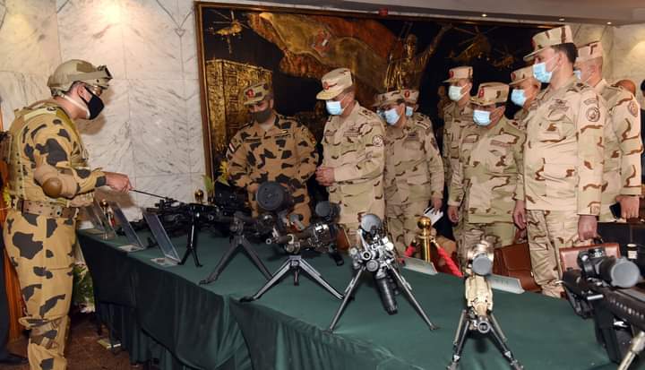 وزير الدفاع يلتقى مقاتلي قوات الصاعقة (2)