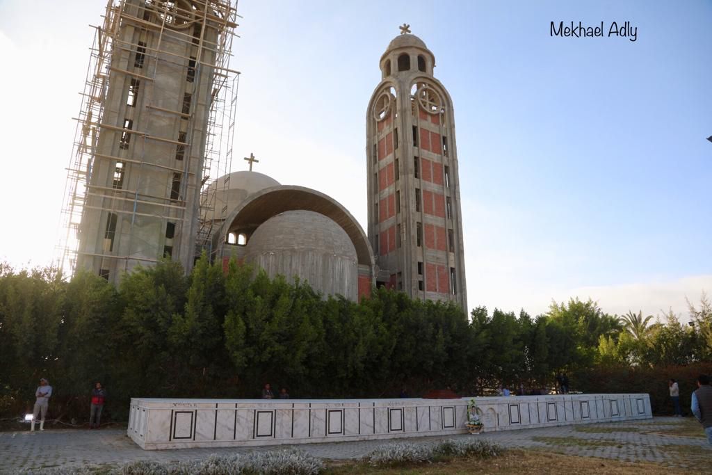 وصول جثمان القمص أرسانيوس إلى مثواه الأخير بدير مارمينا (4)