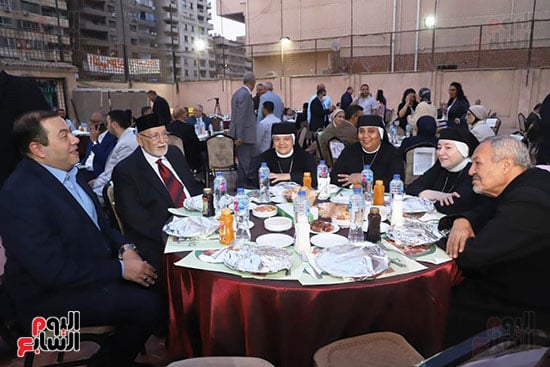 الكنيسة الإنجيلية بمدينة نصر تنظم حفل إفطار فى حب الله والوطن  (21)