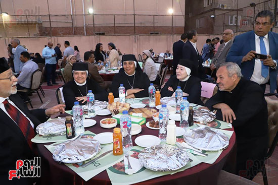 الكنيسة الإنجيلية بمدينة نصر تنظم حفل إفطار فى حب الله والوطن  (6)
