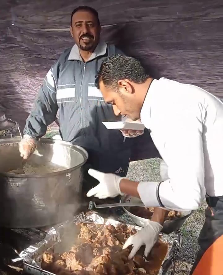 كل يوم صنف لحوم وأسماك وفراخ شباب مسلمين ومسيحيين يقدمون وجبات إفطار للصائمين فى كفر الشيخ