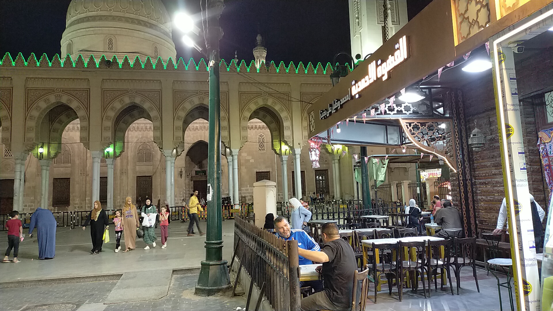 القهوة الاحمدية وأمامها مسجد السيد البدوى