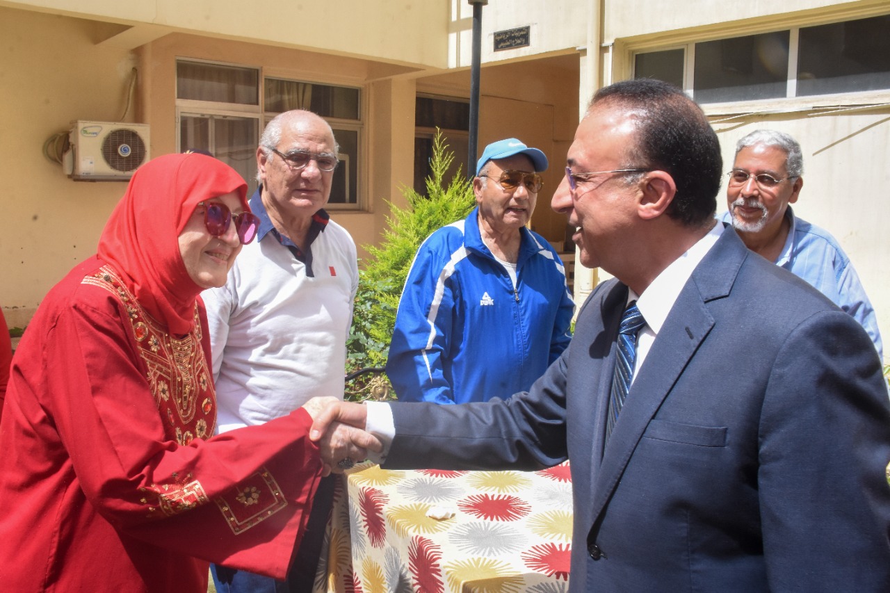 محافظ الإسكندرية يزور دور المسنين والأيتام (3)