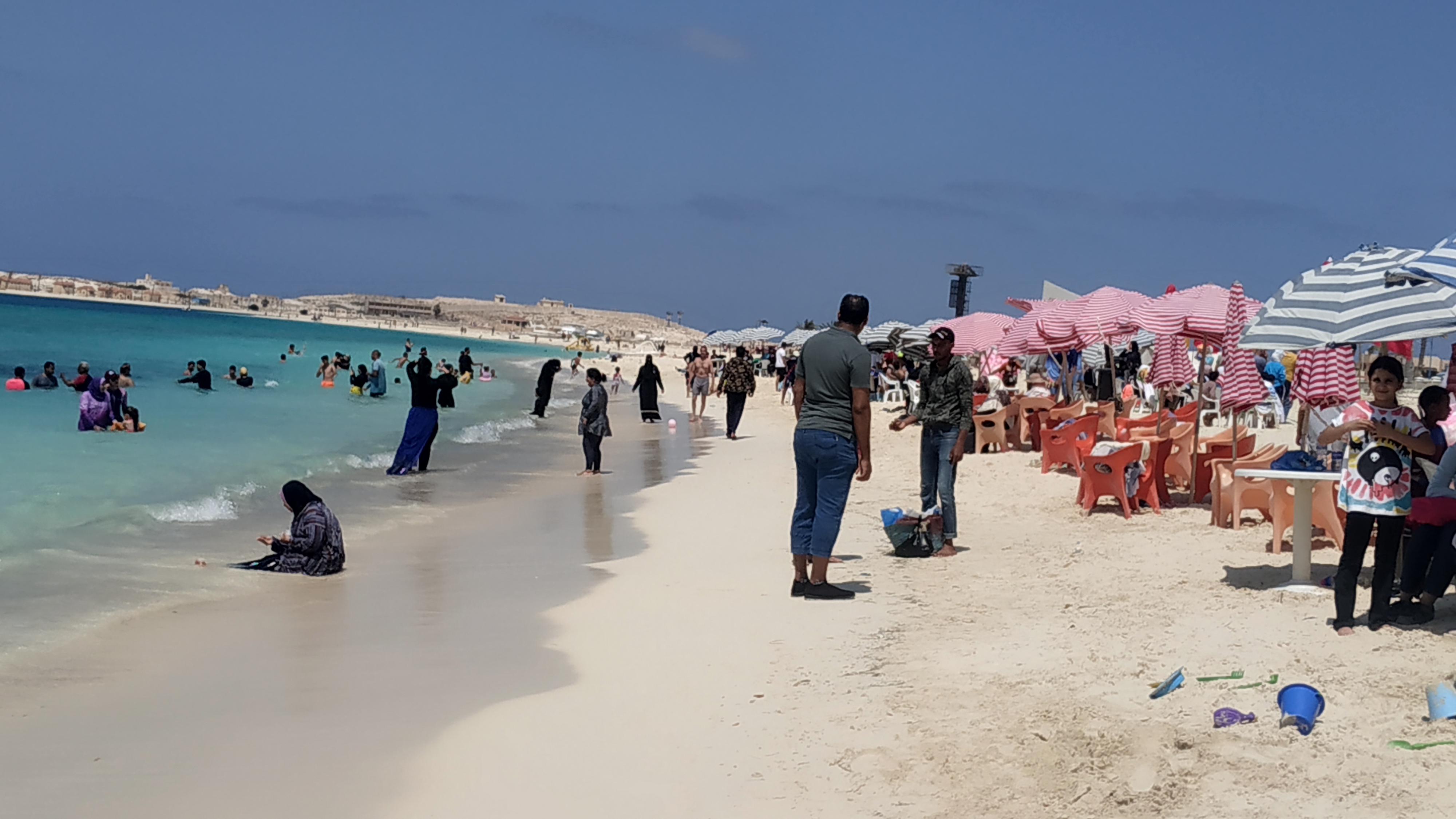 استمتاع المواطنين على شواطئ مطروح الخلابة (4)