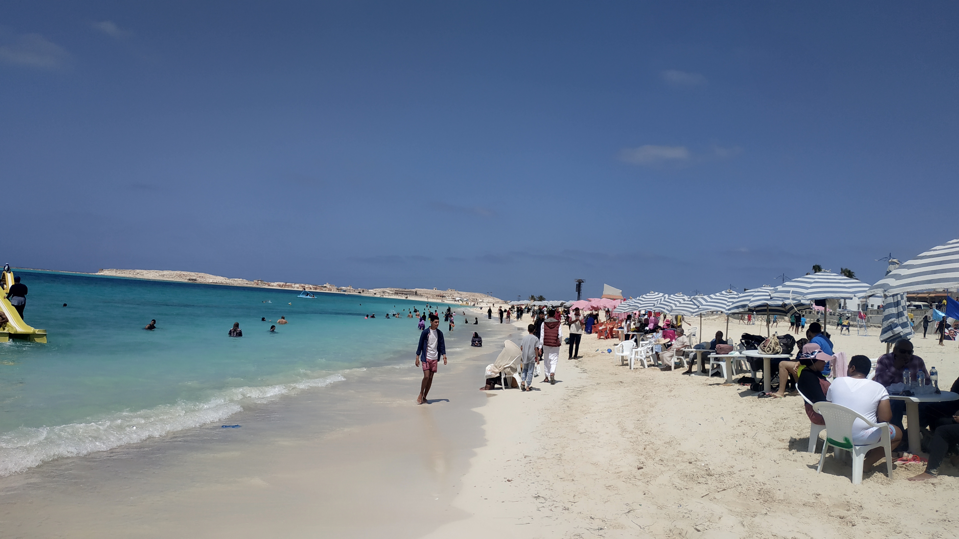 استمتاع المواطنين على شواطئ مطروح الخلابة (3)