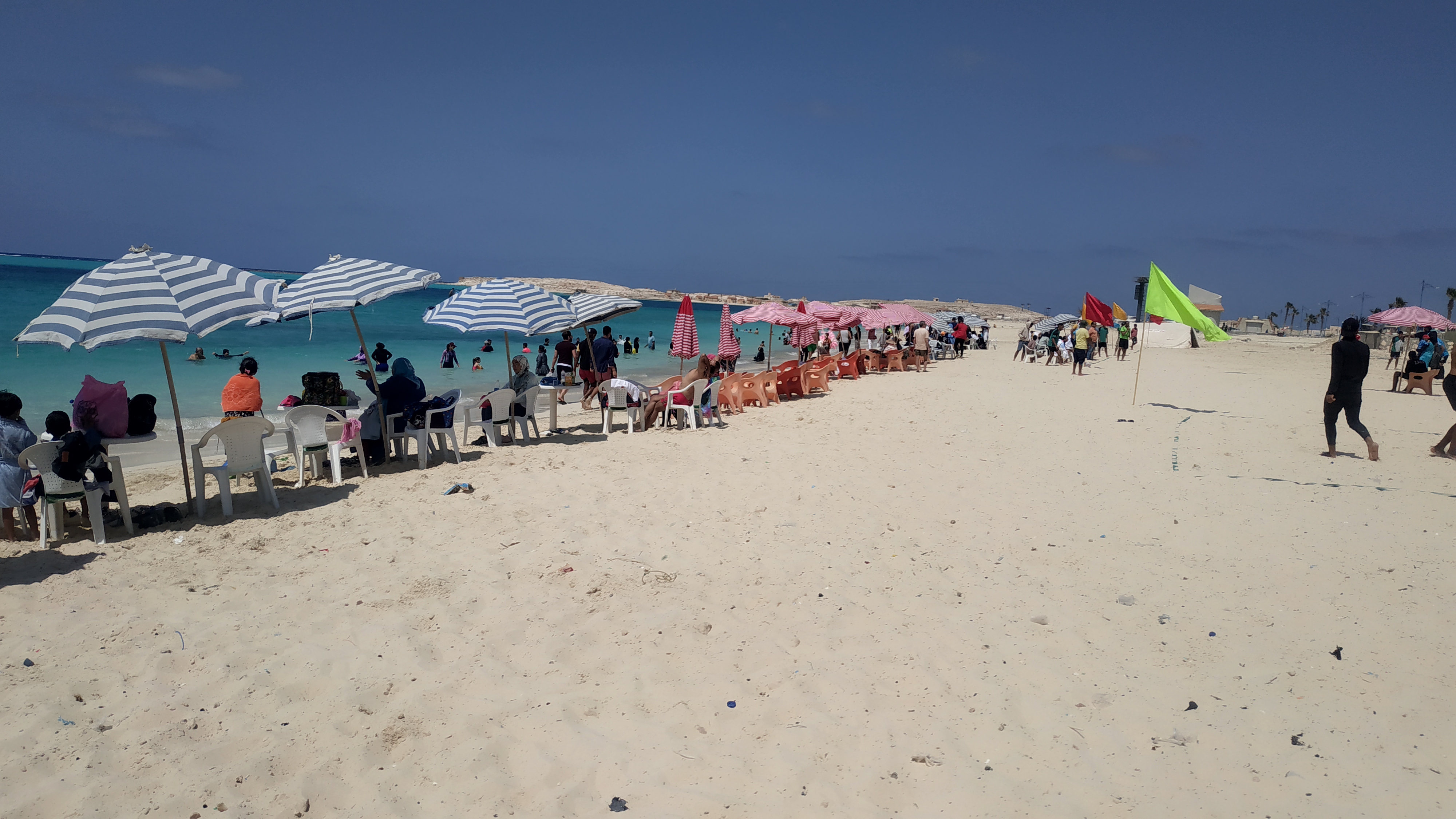 استمتاع المواطنين على شواطئ مطروح الخلابة (5)