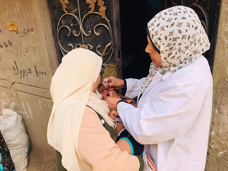 الفرق الصحية بالأقصر تواصل حملة تطعيم الأطفال  (5)