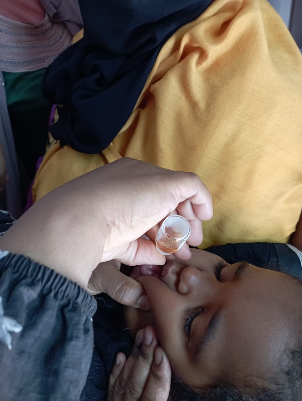 الفرق الصحية بالأقصر تواصل حملة تطعيم الأطفال  (2)