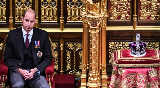 الأمير ويليام بينما يجلس بجوار تاج إمبراطورية بريطانيا