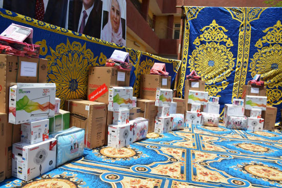 محافظ القليوبية ورئيس جامعة بنها يشهدان توزيع أجهزة عرائس على 6 فتيات أيتام (6)