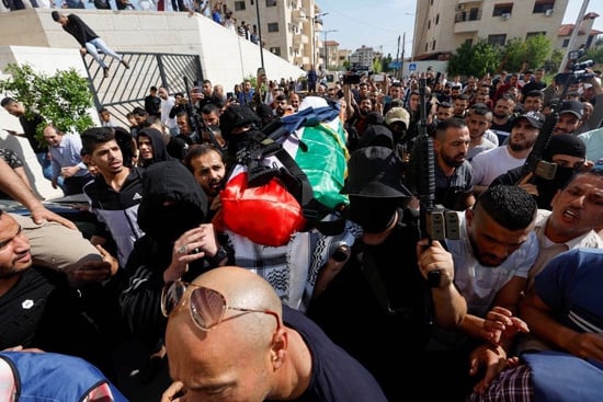 تشييع جثمان الصحفية لافلسطينية شيرين أبو عاقلة (4)