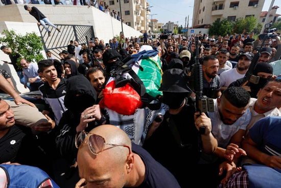 تشييع جثمان الصحفية لافلسطينية شيرين أبو عاقلة (5)