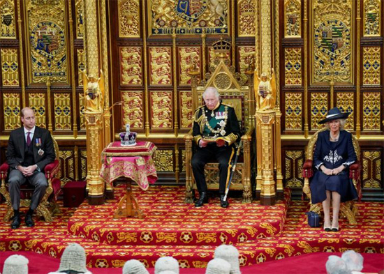 الأمير تشارلز يلقي خطاب الملكة (2)