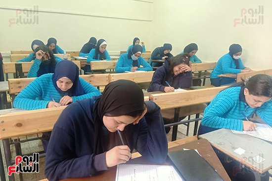 بدء الامتحان المقالى الورقى فى اللغة العربية لطلاب أولى ثانوى (16)