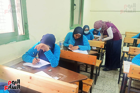 بدء الامتحان المقالى الورقى فى اللغة العربية لطلاب أولى ثانوى (14)