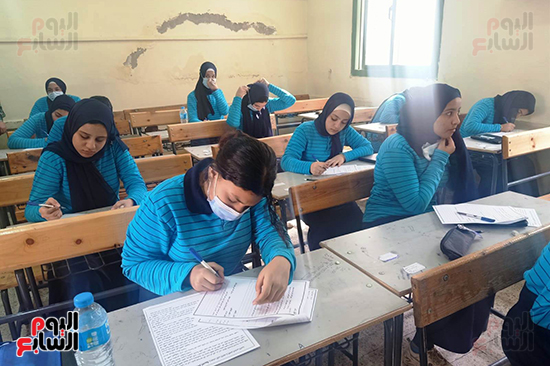 بدء الامتحان المقالى الورقى فى اللغة العربية لطلاب أولى ثانوى (4)