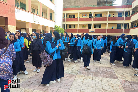 توافد طلاب الصف الأول الثانوى العام استعدادا لأداء امتحان العربى (2)