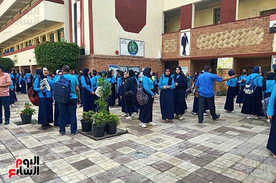 توافد طلاب الصف الأول الثانوى العام استعدادا لأداء امتحان العربى (1)