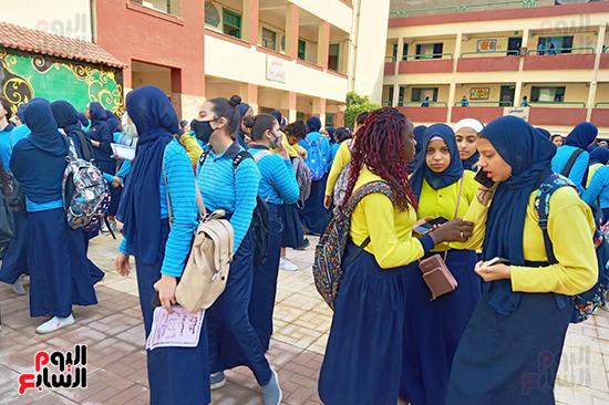 توافد طلاب الصف الأول الثانوى العام استعدادا لأداء امتحان العربى (8)