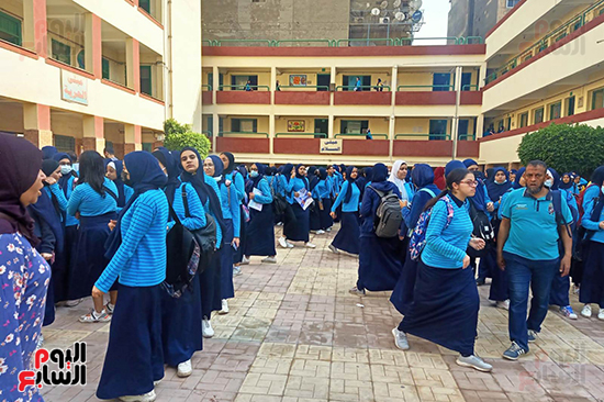 توافد طلاب الصف الأول الثانوى العام استعدادا لأداء امتحان العربى (6)