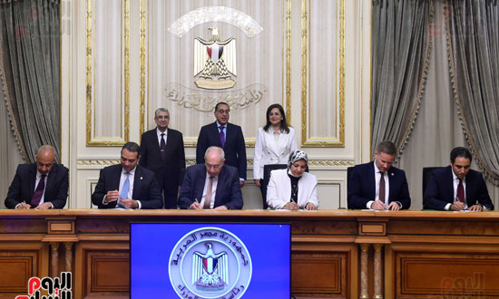 رئيس الوزراء يشهد توقيع تعاون لإنتاج 300 ألف طن (1)