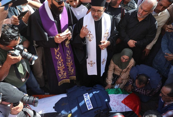 تشييع جثمان الصحفية لافلسطينية شيرين أبو عاقلة (2)