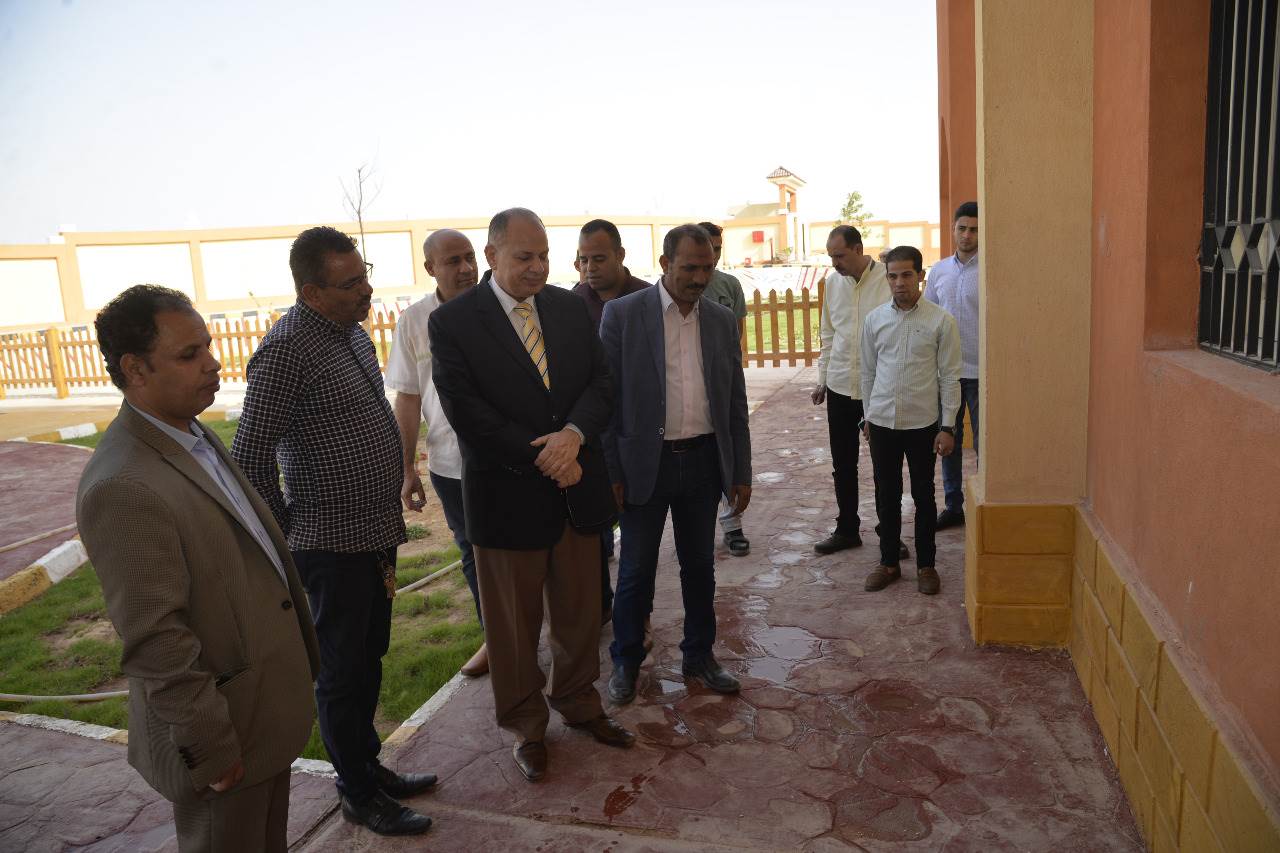 محافظ أسيوط يتفقد بعض الخدمات ومشروعات الاسكان بمدينة ناصر  (4)