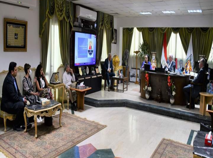 محافظ جنوب سيناء يبحث مع فريق عمل شركة عالمية تنفيذ مشروعات محطات شحن كهرباء (1)