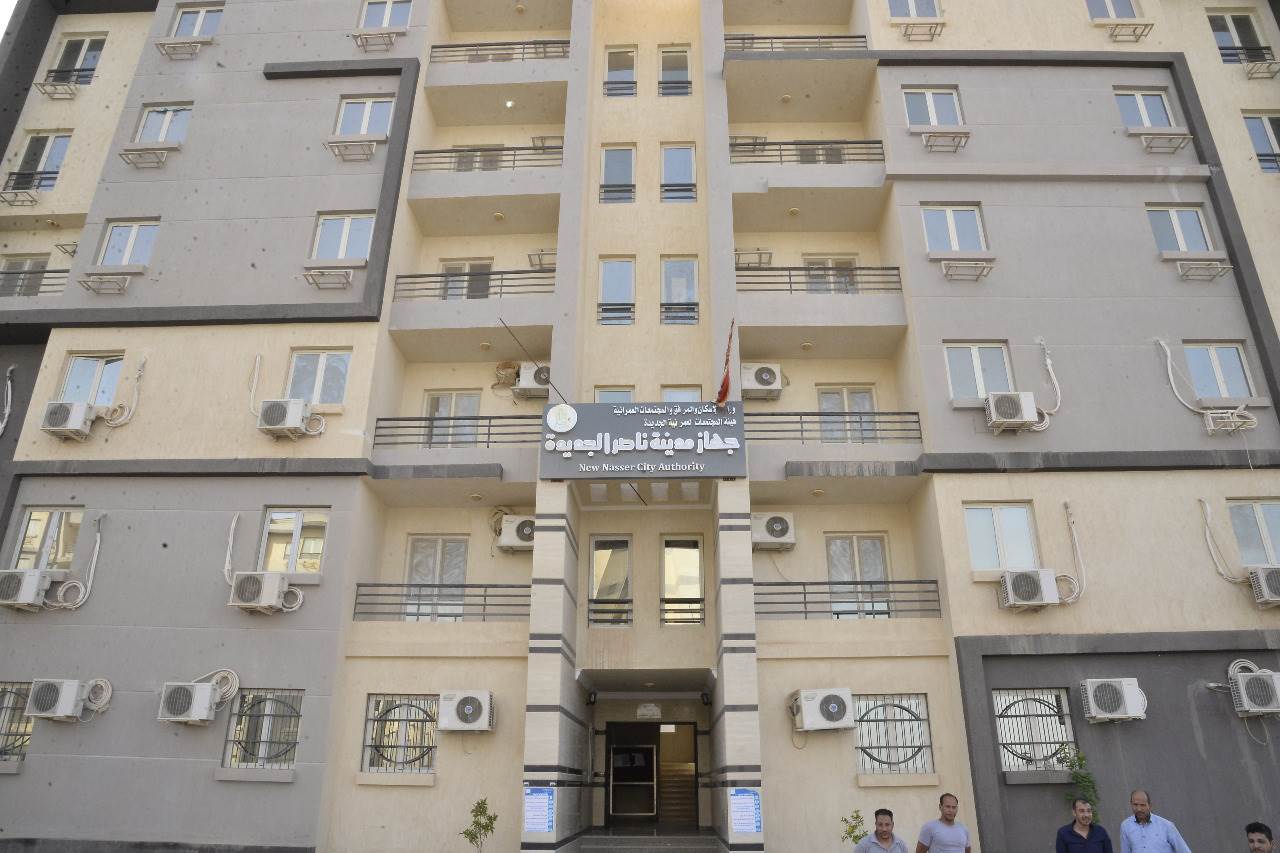 محافظ أسيوط يتفقد بعض الخدمات ومشروعات الاسكان بمدينة ناصر  (1)