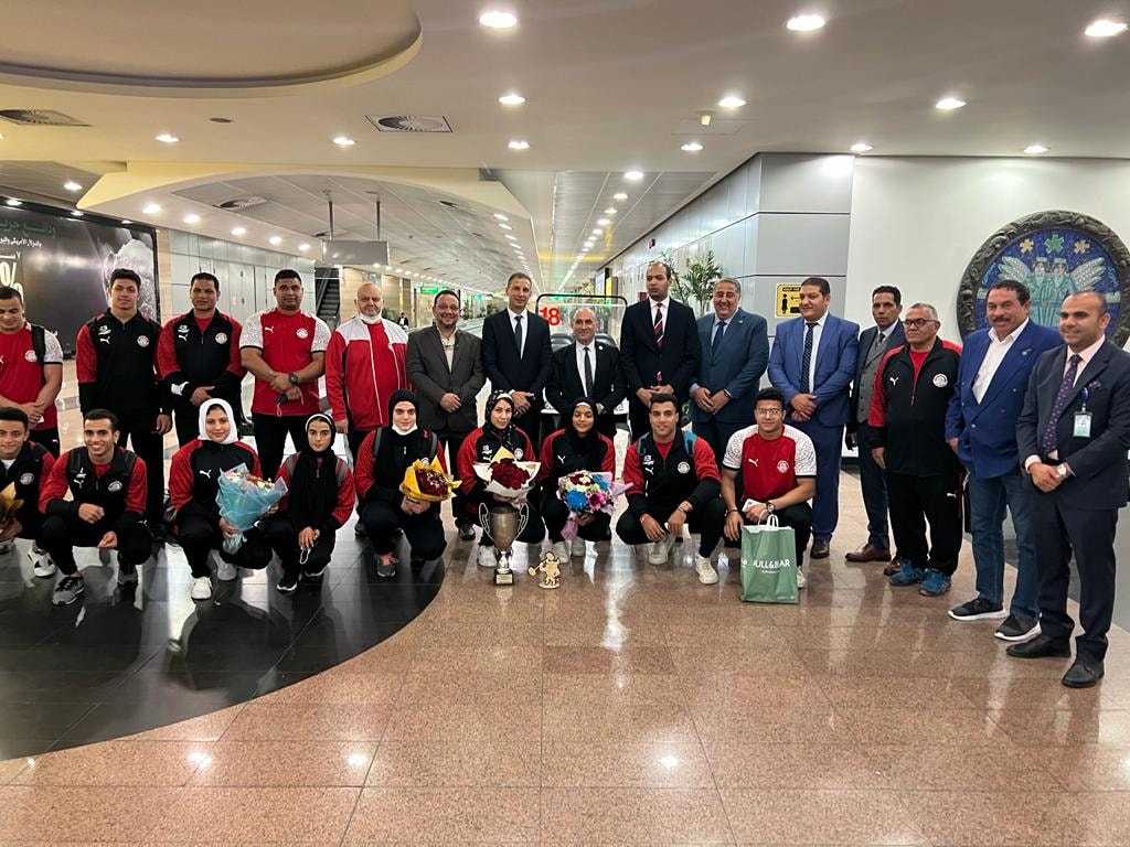 البطلة الأولمبية نعمة سعيد خلال استقبالها بمطار القاهرة (1)