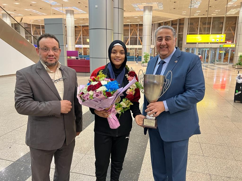البطلة الأولمبية نعمة سعيد خلال استقبالها بمطار القاهرة (3)