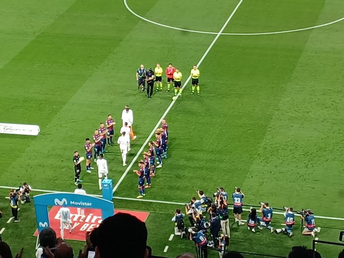 تمرير الشرف للاعبي ريال مدريد (1)