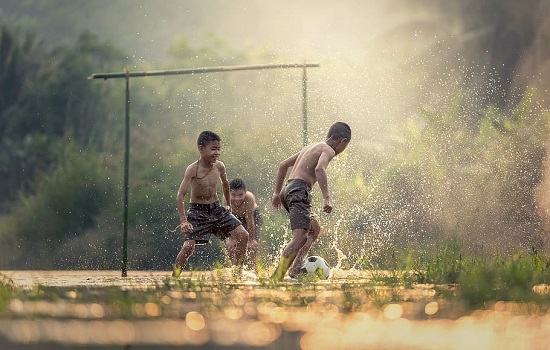 أطفال يلعبون الكرة