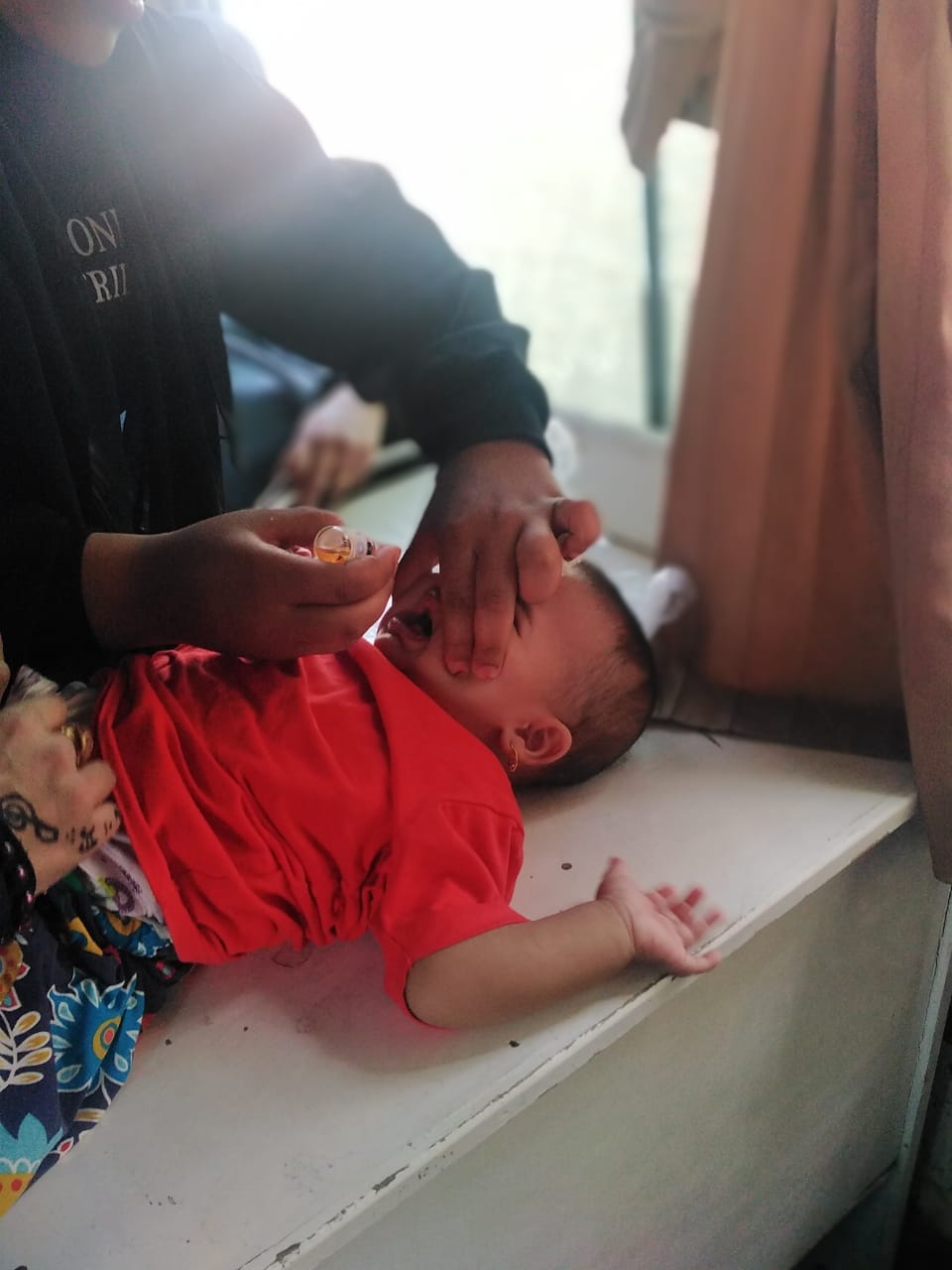 تطعيم أطفال الأقصر بالحملة المحدودة للتطعيم ضد شلل الأطفال (1)