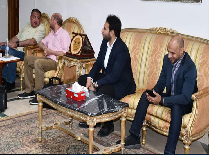 محافظ جنوب سيناء يبحث مع فريق عمل شركة عالمية تنفيذ مشروعات محطات شحن كهرباء (2)