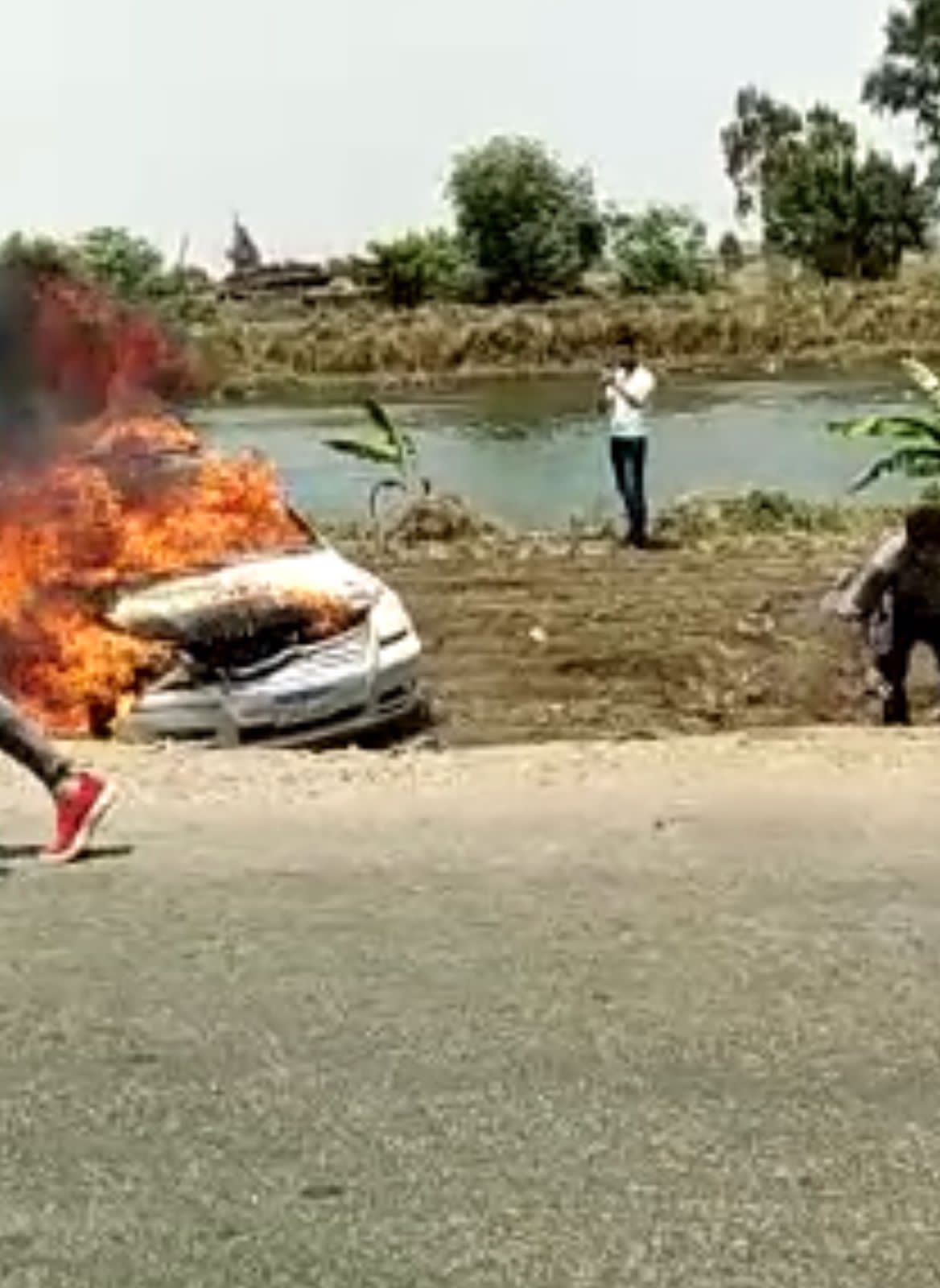 تفحم سيارة ملاكي عقب اشتعال النيران فيها (2)
