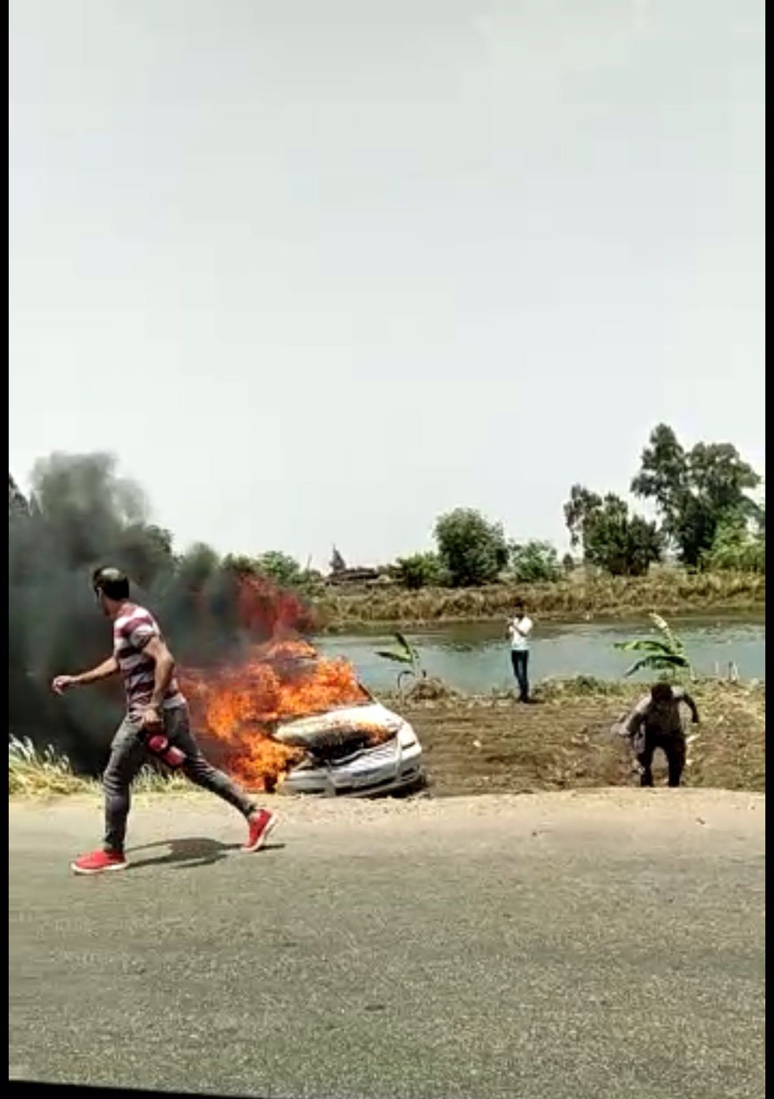 تفحم سيارة ملاكي عقب اشتعال النيران فيها (1)