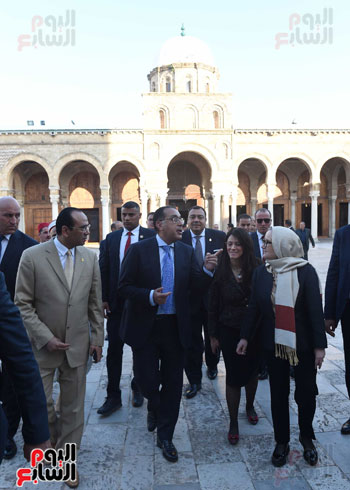 مدبولي والوفد المصري في جولة مترجلين بأنحاءالمناطق التاريخية  (7)