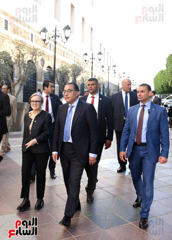 مدبولي والوفد المصري في جولة مترجلين بأنحاءالمناطق التاريخية  (13)