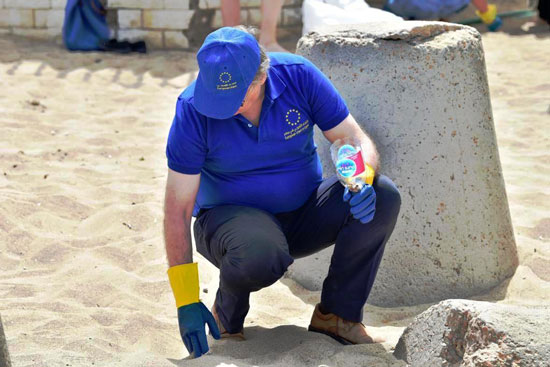 الاتحاد الأوروبى فى حملة لتنظيف شواطئ الإسكندرية (7)