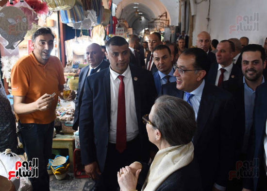 مدبولي والوفد المصري في جولة مترجلين بأنحاءالمناطق التاريخية  (8)