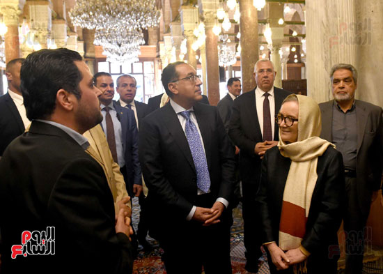 مدبولي والوفد المصري في جولة مترجلين بأنحاءالمناطق التاريخية  (4)