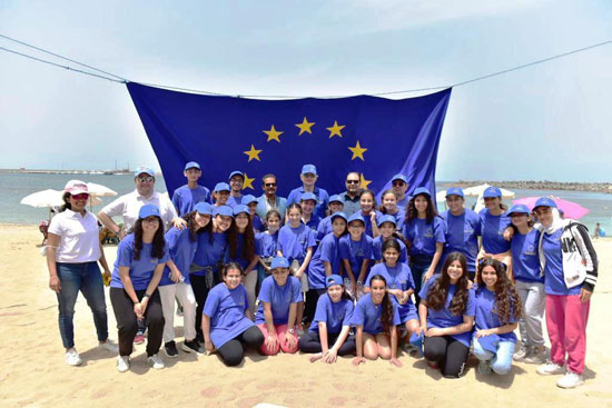 الاتحاد الأوروبى فى حملة لتنظيف شواطئ الإسكندرية (12)
