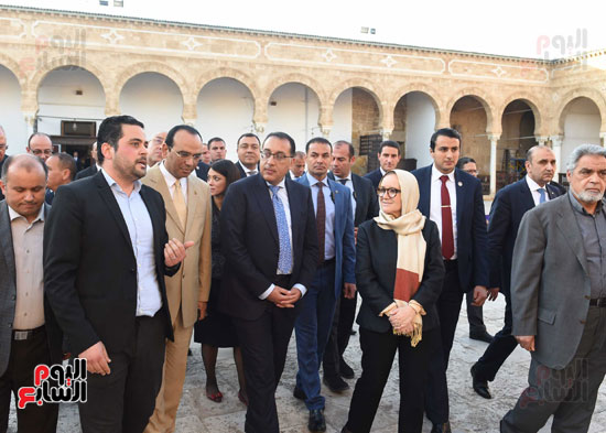 مدبولي والوفد المصري في جولة مترجلين بأنحاءالمناطق التاريخية  (3)